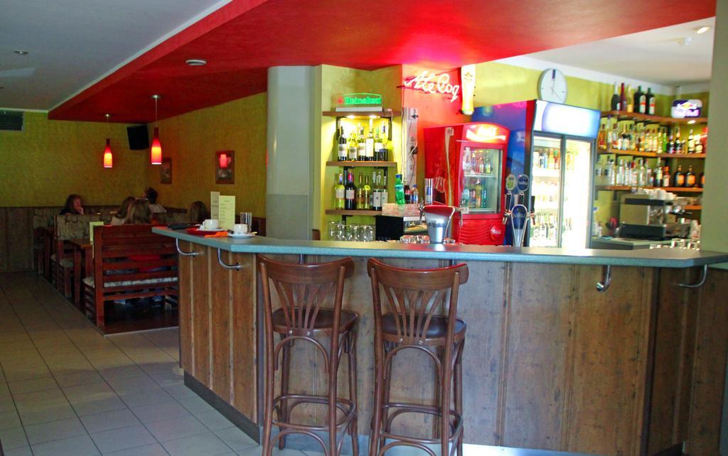Rivaal Guesthouse-Cafe Poltsamaa Exterior photo